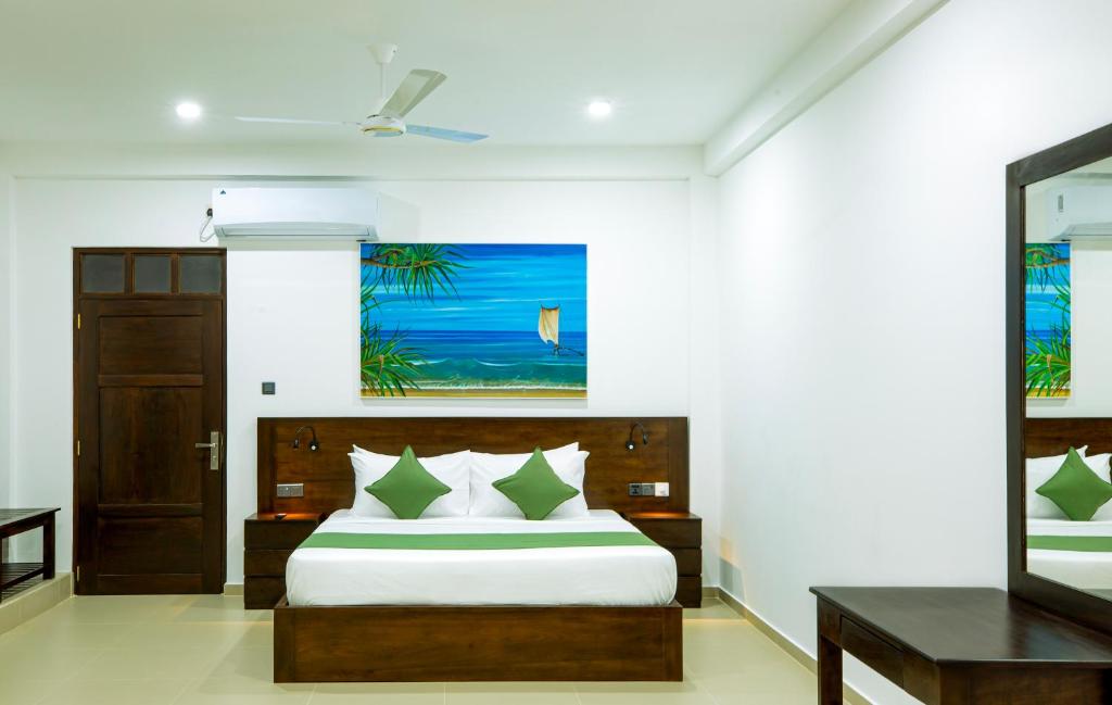 Deluxe Suite with Ocean View Bathtub & Shower